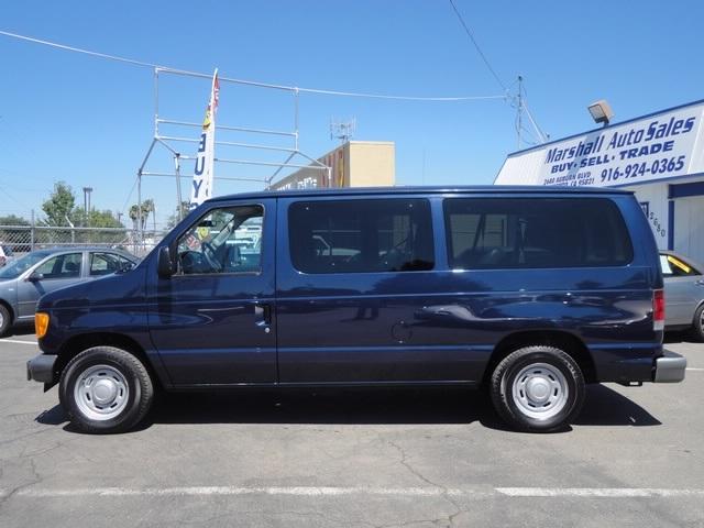 Ford Econoline Wagon 2004 photo 2
