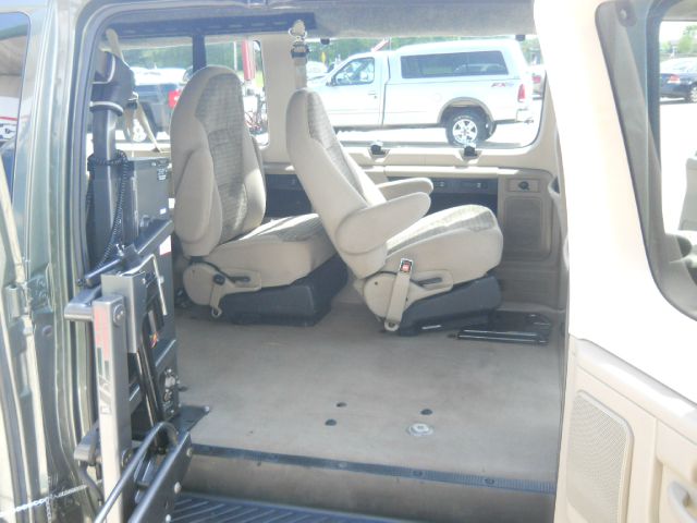 Ford Econoline Wagon 2004 photo 1
