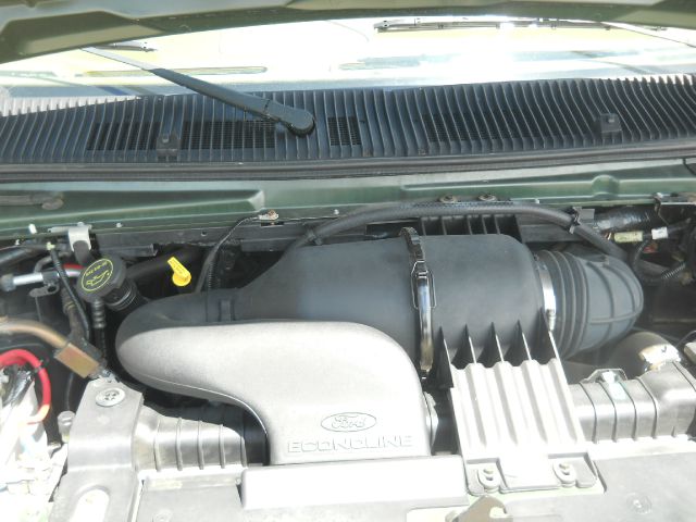 Ford Econoline Wagon 2004 photo 17