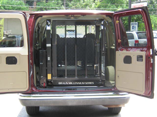 Ford Econoline Wagon 2004 photo 21