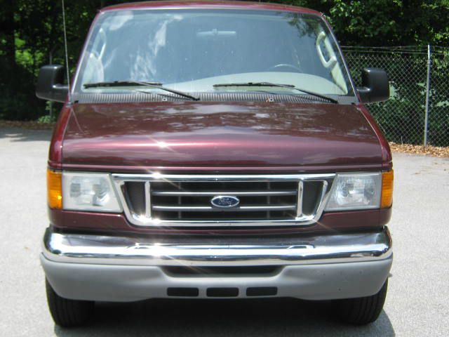 Ford Econoline Wagon 2004 photo 3