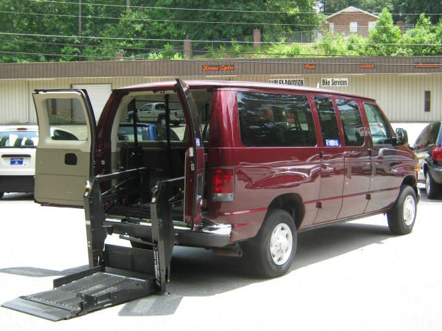 Ford Econoline Wagon 2004 photo 4