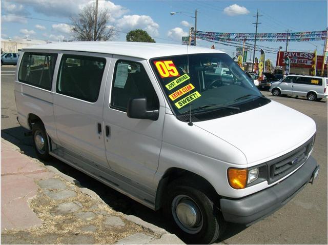 Ford Econoline Wagon 2005 photo 2