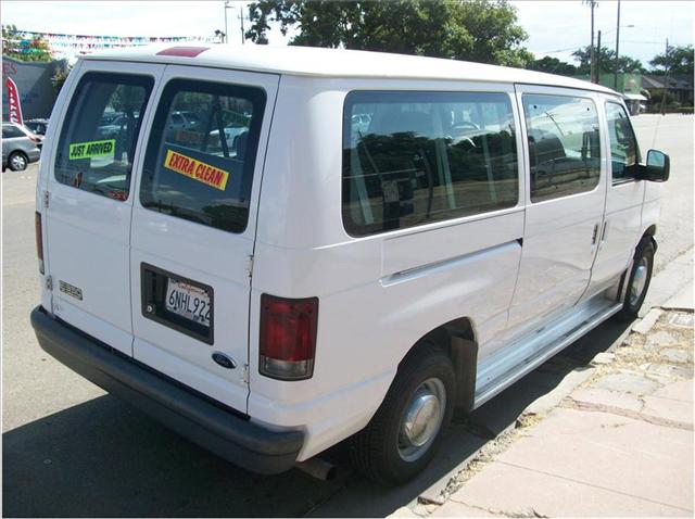 Ford Econoline Wagon 2005 photo 3