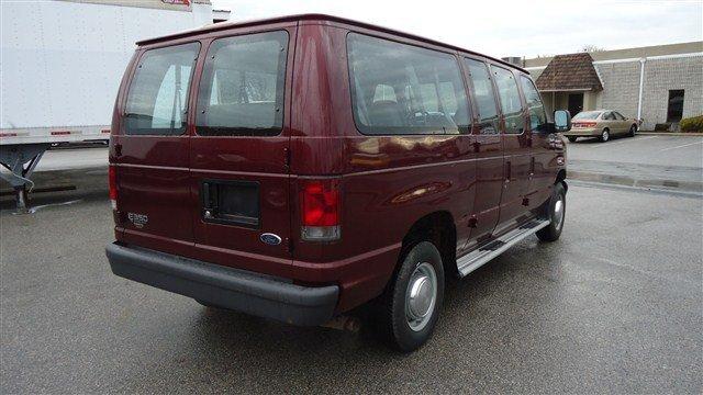 Ford Econoline Wagon 2005 photo 2