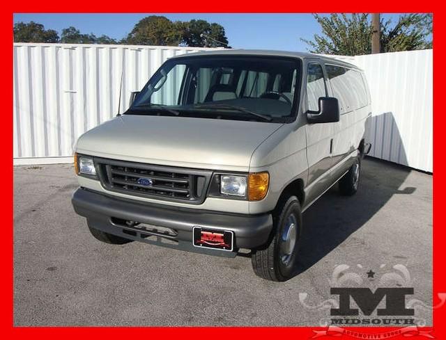 Ford Econoline Wagon 2005 photo 2