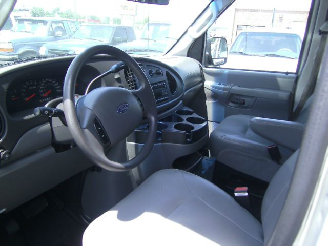Ford Econoline Wagon 2006 photo 2