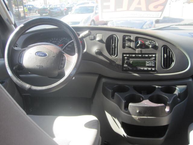 Ford Econoline Wagon 2006 photo 2