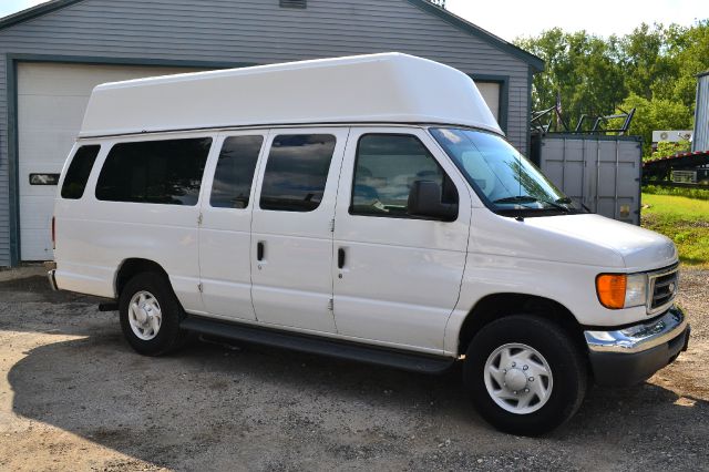 Ford Econoline Wagon 2006 photo 2