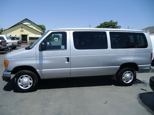 Ford Econoline Wagon 2006 photo 14