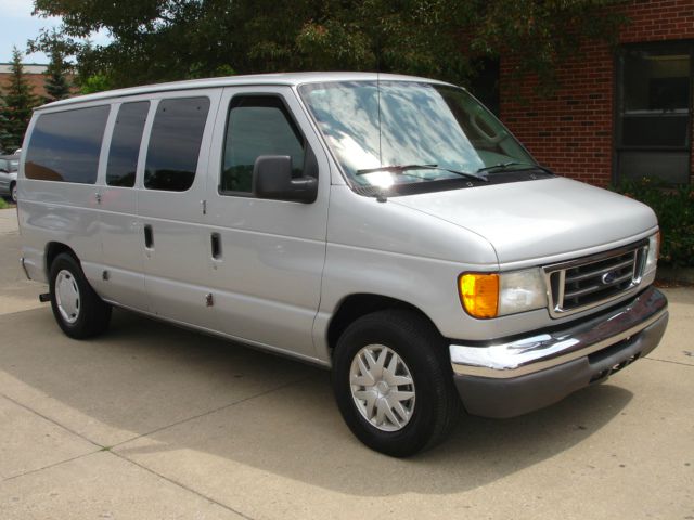 Ford Econoline Wagon 2006 photo 2