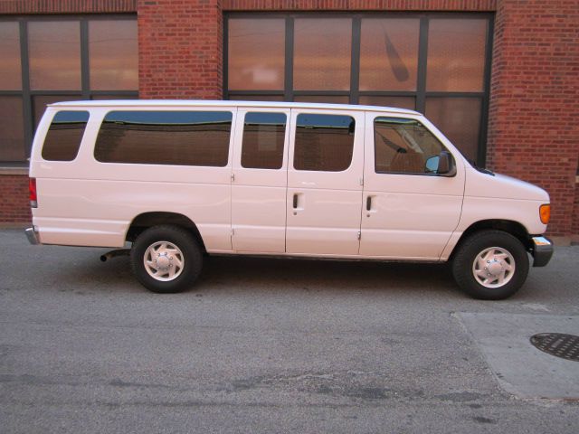 Ford Econoline Wagon 2006 photo 2