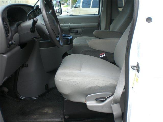 Ford Econoline Wagon 2007 photo 2