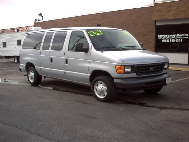 Ford Econoline Wagon 2007 photo 2