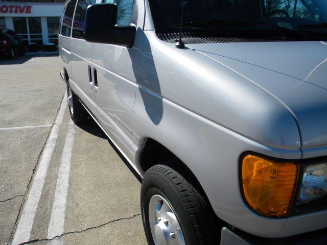 Ford Econoline Wagon 2007 photo 2