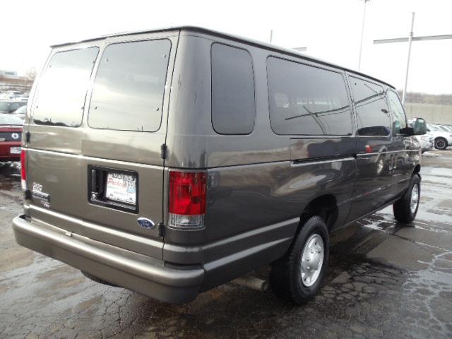 Ford Econoline Wagon 2007 photo 2