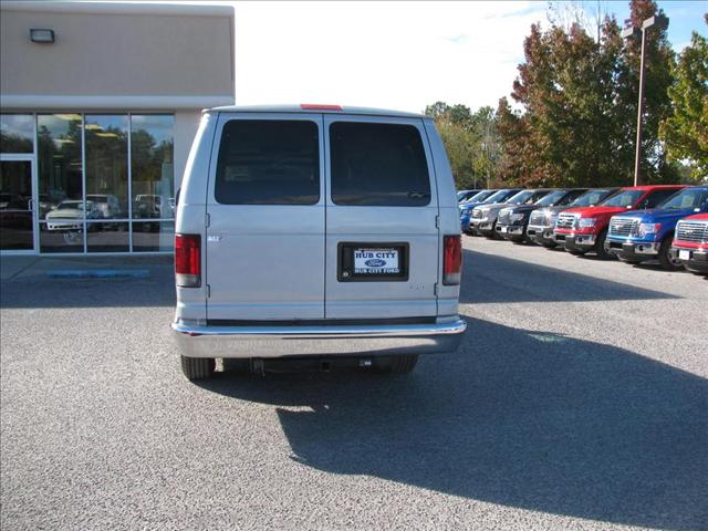 Ford Econoline Wagon 2007 photo 2