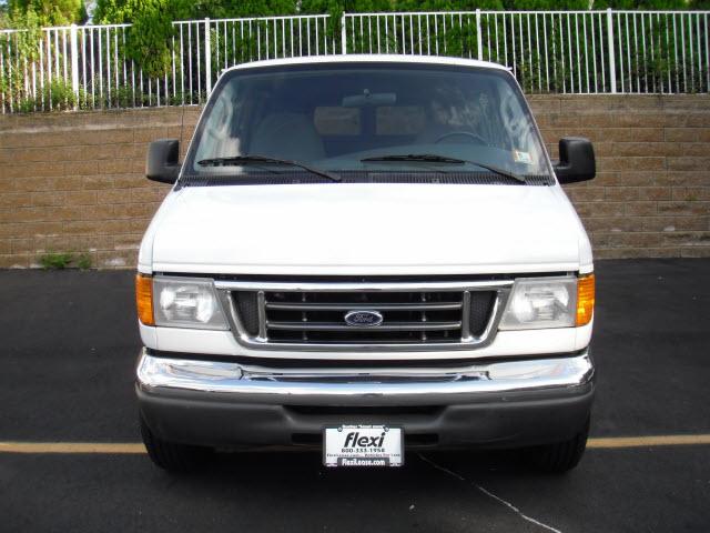 Ford Econoline Wagon 2007 photo 2