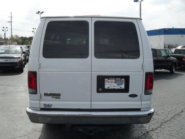 Ford Econoline Wagon 2007 photo 2