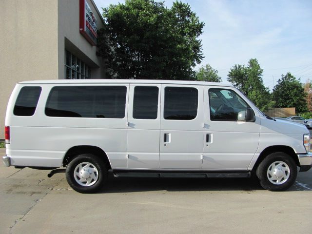 Ford Econoline Wagon 2008 photo 16