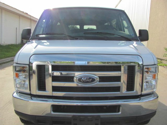 Ford Econoline Wagon 2008 photo 21