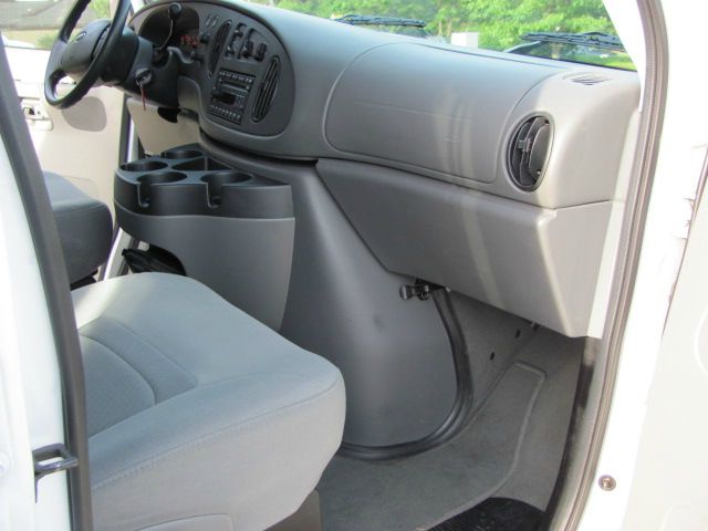 Ford Econoline Wagon 2008 photo 3