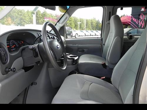 Ford Econoline Wagon 2008 photo 2