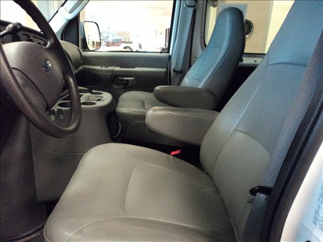 Ford Econoline Wagon 2008 photo 2