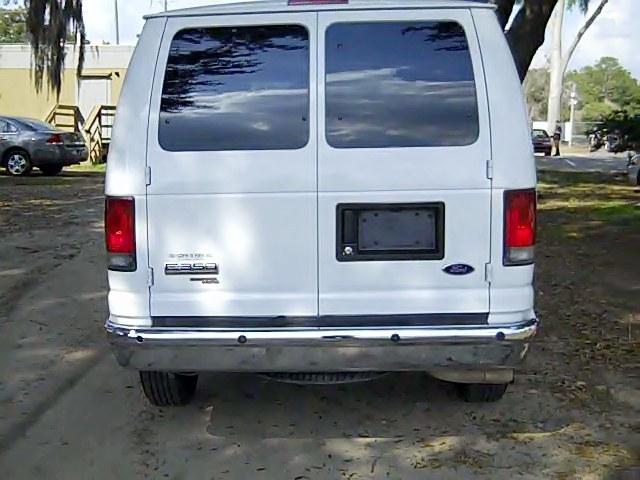 Ford Econoline Wagon 2008 photo 2