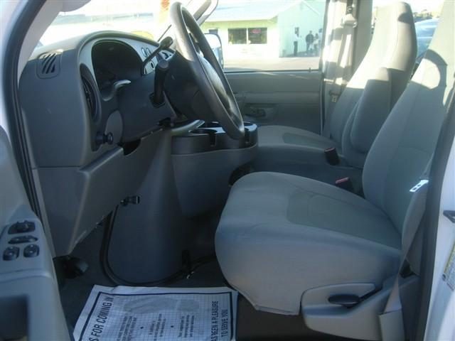 Ford Econoline Wagon 2008 photo 2