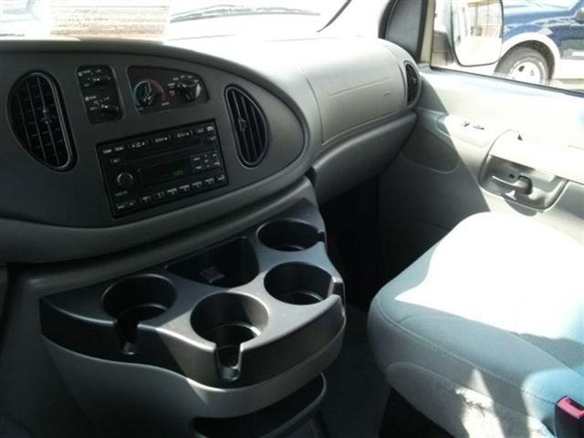 Ford Econoline Wagon 2008 photo 2