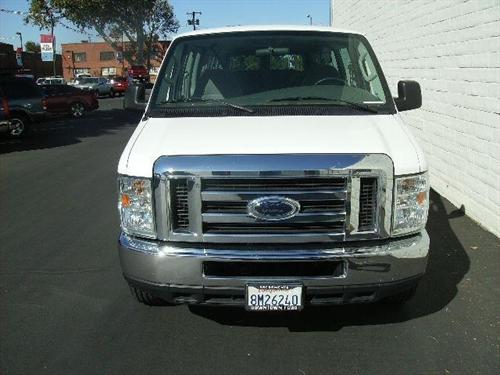 Ford Econoline Wagon 2008 photo 2