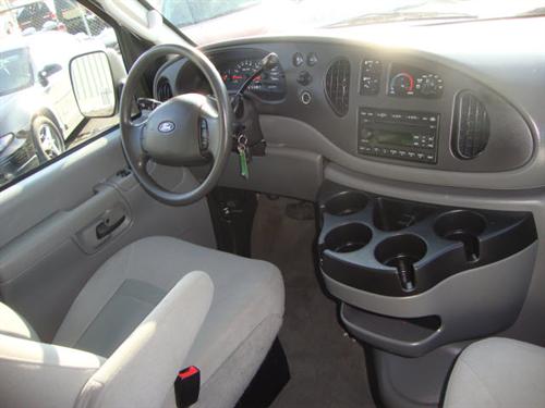 Ford Econoline Wagon 2008 photo 2