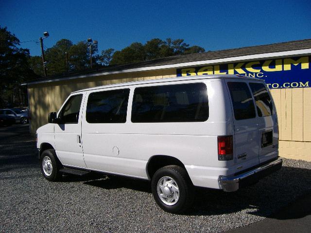 Ford Econoline Wagon 2008 photo 2
