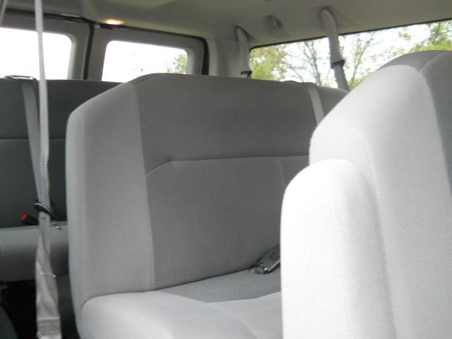 Ford Econoline Wagon 2008 photo 2