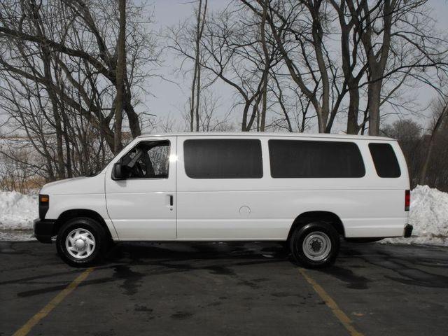 Ford Econoline Wagon 2008 photo 2