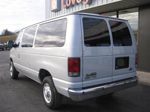 Ford Econoline Wagon 2008 photo 2