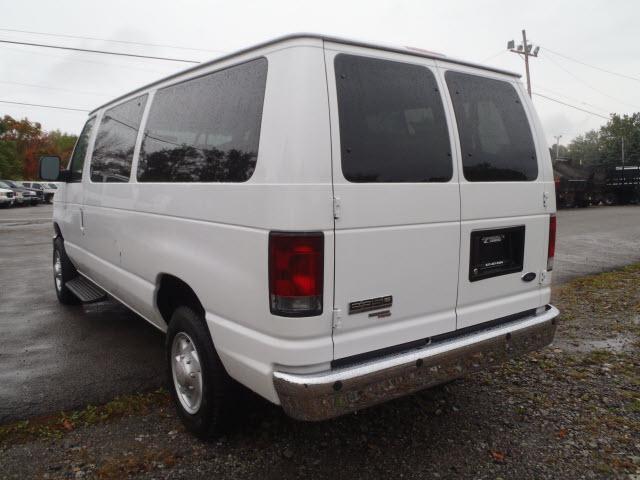 Ford Econoline Wagon 2008 photo 2
