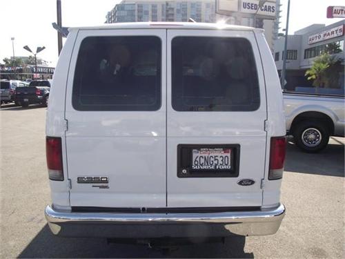 Ford Econoline Wagon 2008 photo 4