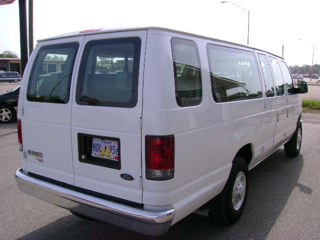 Ford Econoline Wagon 2008 photo 2