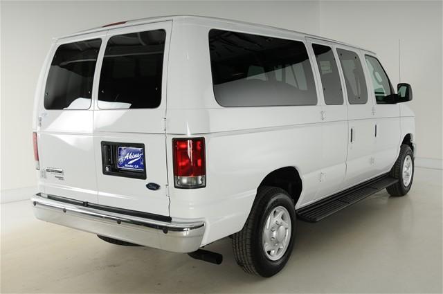 Ford Econoline Wagon 2008 photo 2