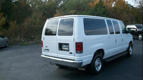 Ford Econoline Wagon 2008 photo 2