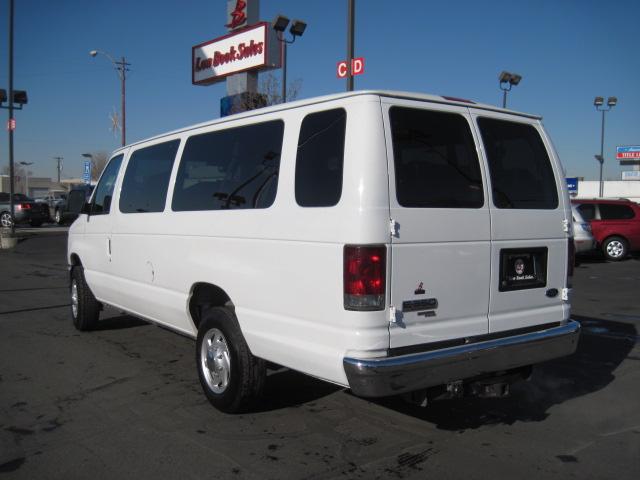 Ford Econoline Wagon 2008 photo 2