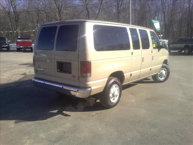 Ford Econoline Wagon 2008 photo 3