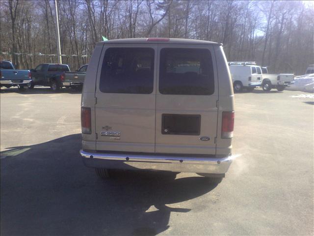 Ford Econoline Wagon 2008 photo 4