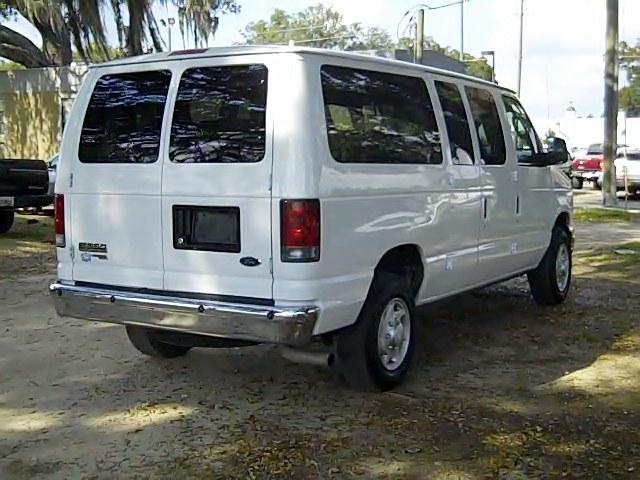 Ford Econoline Wagon 2008 photo 2