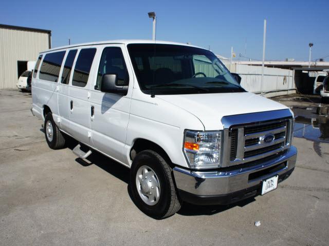 Ford Econoline Wagon 2008 photo 2