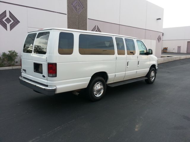 Ford Econoline Wagon 2008 photo 2