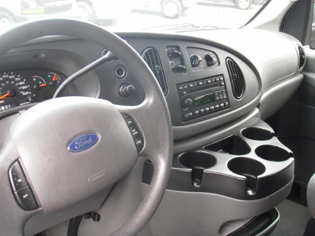Ford Econoline Wagon 2008 photo 2