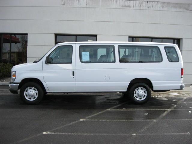 Ford Econoline Wagon 2008 photo 2